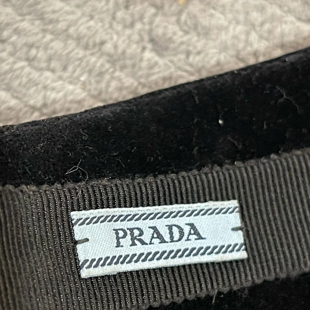 Velvet Prada hair accessory‎